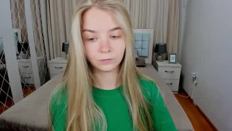 Snapshot of sirenabloom chatting on October 2025 05:38:02 AM SirenaBloom online show from October 2025 05:38:02 AM