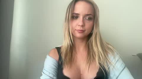 Snapshot of sisi_bunny chatting on July 2026 04:10:01 PM Sisi Bunny online show from July 2026 04:10:01 PM