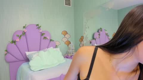 Snapshot of skinny_linda chatting on December 2024 04:25:01 PM online show from December 2024 04:25:01 PM