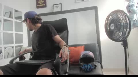 Snapshot of sky_wild chatting on November 2025 08:33:02 PM sky_wild online show from November 2025 08:33:02 PM