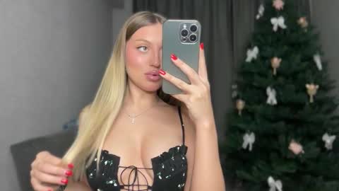 Snapshot of skyffi chatting on November 2025 07:18:01 PM GARRY AND SOPHIA online show from November 2025 07:18:01 PM