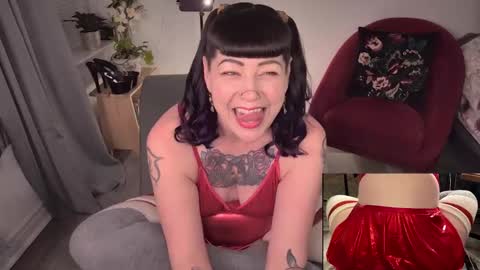 Snapshot of skylar_bird chatting on December 2024 01:18:01 AM skylar bird online show from December 2024 01:18:01 AM