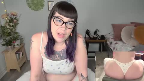 Snapshot of skylar_bird chatting on February 2025 01:19:02 AM skylar bird online show from February 2025 01:19:02 AM