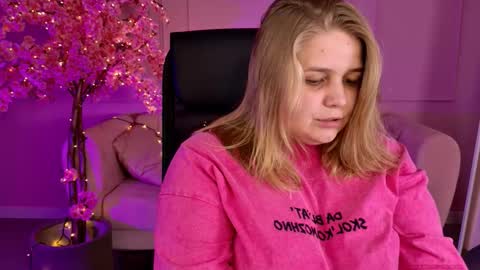 Snapshot of sladadeew chatting on September 2025 05:12:01 AM Slada Deew online show from September 2025 05:12:01 AM