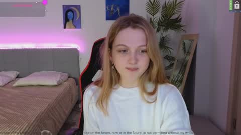 Snapshot of small_blondee chatting on December 2024 09:06:01 PM Emily online show from December 2024 09:06:01 PM