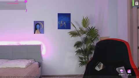 Snapshot of small_blondee chatting on December 2024 09:02:01 PM Emily online show from December 2024 09:02:01 PM