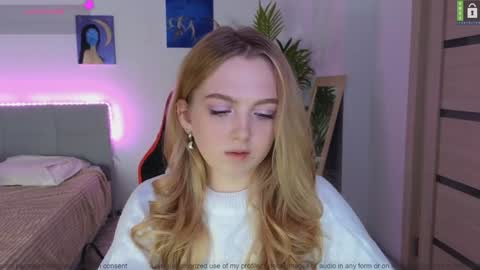 Snapshot of small_blondee chatting on December 2024 10:14:02 PM Emily online show from December 2024 10:14:02 PM