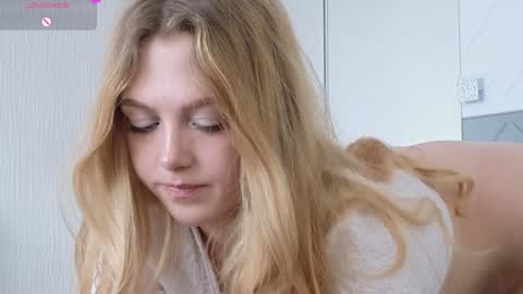 Snapshot of small_blondee chatting on January 2025 07:35:02 AM Emily online show from January 2025 07:35:02 AM