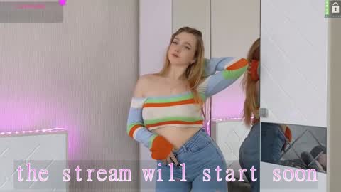 Snapshot of small_blondee chatting on March 2025 08:27:01 PM Emily online show from March 2025 08:27:01 PM