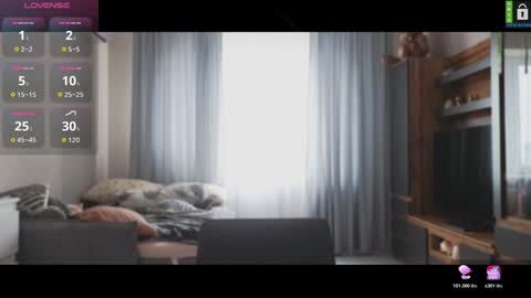 Snapshot of small_blondee chatting on November 2025 11:32:01 AM Emily online show from November 2025 11:32:01 AM