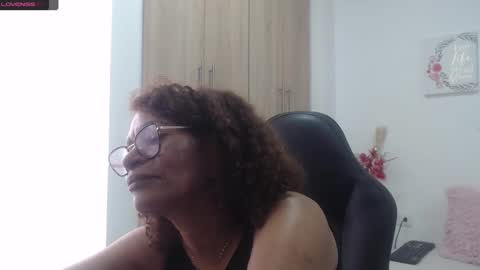 Snapshot of smilet_milf chatting on February 2025 06:04:02 PM Smileth online show from February 2025 06:04:02 PM