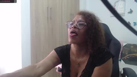 Snapshot of smilet_milf chatting on February 2025 05:24:01 PM Smileth online show from February 2025 05:24:01 PM