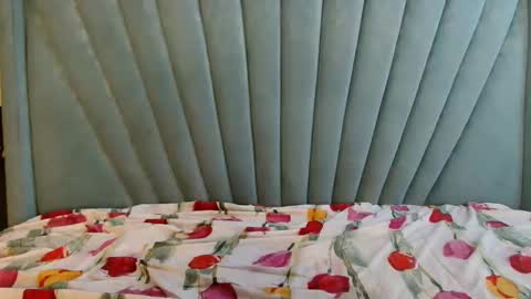 smiley_berry online show from December 2025 04:19:01 AM