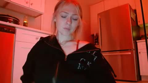 sneakyalicek online show from April 2026 06:49:01 PM