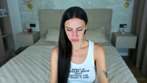 snow_whiteeex online show from August 2026 06:10:02 PM