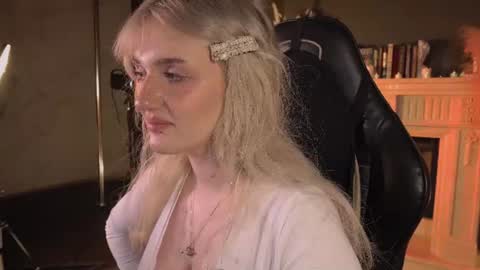 Snapshot of snowflakeskitty chatting on June 2026 05:34:01 AM Ellie online show from June 2026 05:34:01 AM