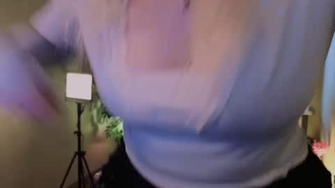 Snapshot of snowflakeskitty chatting on July 2026 05:37:02 AM Ellie online show from July 2026 05:37:02 AM