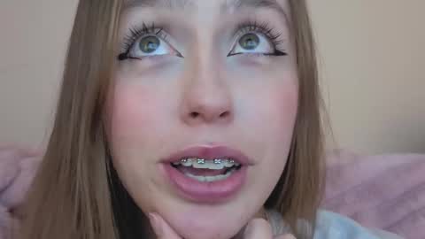 Snapshot of sofia_palacios_ chatting on September 2025 03:43:02 AM online show from September 2025 03:43:02 AM