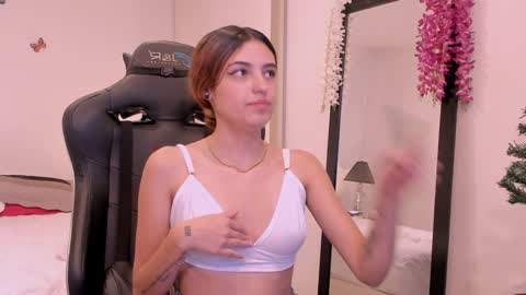 Snapshot of sofiarouge_ chatting on December 2024 08:07:02 PM Sofia Help me reach 5K followers online show from December 2024 08:07:02 PM