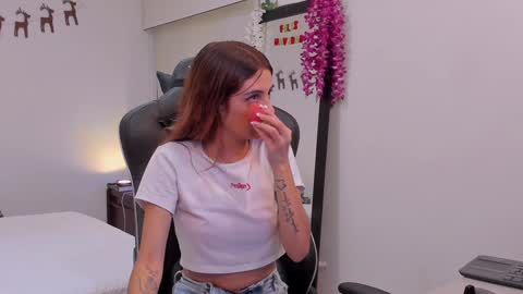 Snapshot of sofiarouge_ chatting on December 2024 08:01:02 PM Sofia Help me reach 5K followers online show from December 2024 08:01:02 PM