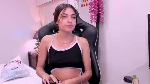 Snapshot of sofiarouge_ chatting on December 2024 08:25:02 PM Sofia Help me reach 5K followers online show from December 2024 08:25:02 PM