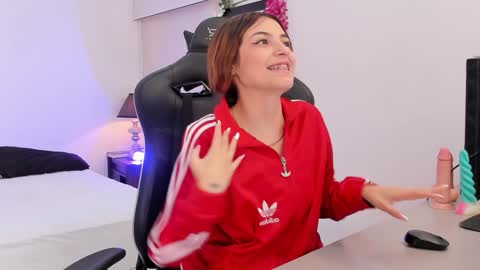 Snapshot of sofiarouge_ chatting on January 2025 03:39:02 PM Sofia Help me reach 5K followers online show from January 2025 03:39:02 PM
