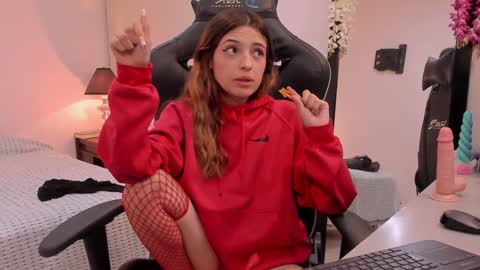 Snapshot of sofiarouge_ chatting on January 2025 11:28:01 PM Sofia Help me reach 5K followers online show from January 2025 11:28:01 PM