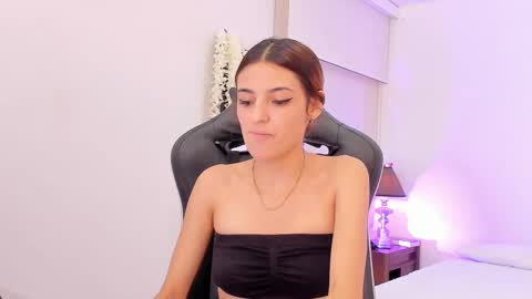 Snapshot of sofiarouge_ chatting on February 2025 08:14:02 PM Sofia Help me reach 5K followers online show from February 2025 08:14:02 PM