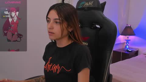 Snapshot of sofiarouge_ chatting on March 2025 08:00:02 PM Sofia Help me reach 5K followers online show from March 2025 08:00:02 PM