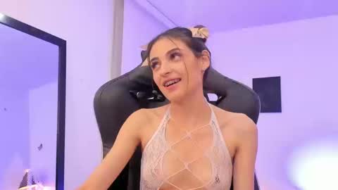 Snapshot of sofiarouge_ chatting on September 2025 08:58:01 PM Sofia Help me reach 5K followers online show from September 2025 08:58:01 PM