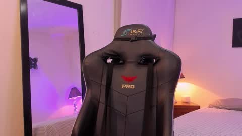 Snapshot of sofiarouge_ chatting on November 2025 08:18:02 PM Sofia Help me reach 5K followers online show from November 2025 08:18:02 PM