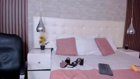 sofiathoompson online show from July 2026 08:48:01 PM