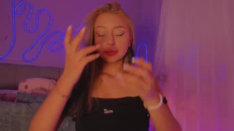 Snapshot of sofly_s chatting on December 2025 11:48:01 AM Sofi online show from December 2025 11:48:01 AM