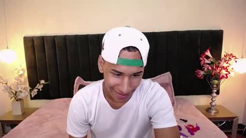 Snapshot of soft_attraction chatting on October 2025 08:19:01 PM Cam and Amy online show from October 2025 08:19:01 PM