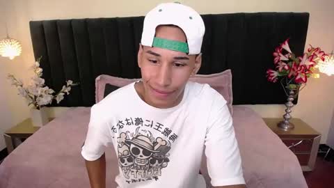 Snapshot of soft_attraction chatting on October 2025 07:43:01 PM Cam and Amy online show from October 2025 07:43:01 PM