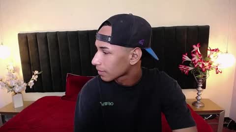 Snapshot of soft_attraction chatting on November 2025 08:07:01 PM Cam and Amy online show from November 2025 08:07:01 PM