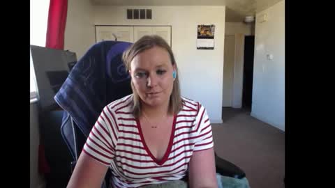 Snapshot of softerpeaches chatting on November 2025 08:43:01 PM Rose online show from November 2025 08:43:01 PM