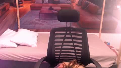 solarboom18 online show from November 2025 07:04:02 PM