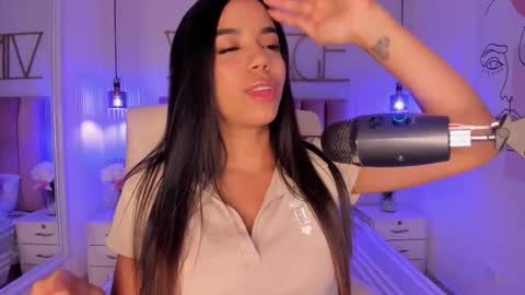 Sophie Hill  online show from November 2025 08:20:01 PM