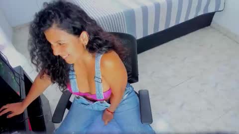 Snapshot of sophie__walker chatting on November 2025 03:47:02 PM Sophia online show from November 2025 03:47:02 PM