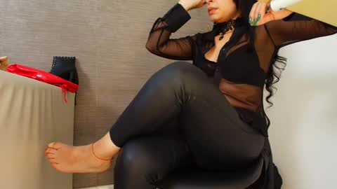 Snapshot of sophie_littles chatting on December 2024 06:52:02 PM Sophie online show from December 2024 06:52:02 PM