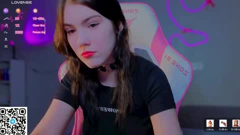 sophie_nomenal_ online show from April 2026 11:13:02 PM