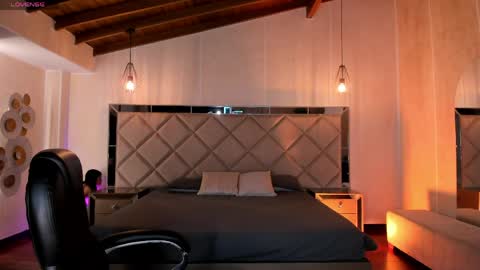 Sophie Houston online show from April 2026 04:04:01 AM