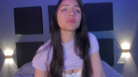 Snapshot of sophy_smilesweet chatting on January 2025 05:52:02 PM SOPHY ROGERS online show from January 2025 05:52:02 PM