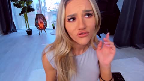 Anna online show from January 2025 11:45:02 AM