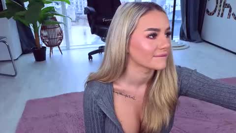 Anna online show from October 2025 10:13:01 AM