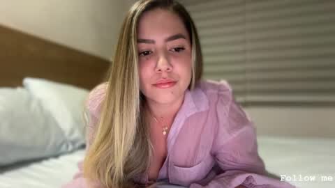 Snapshot of srta__sophie chatting on May 2026 02:40:01 AM Sophie 3 online show from May 2026 02:40:01 AM