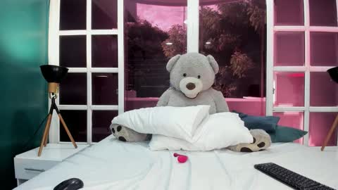 Snapshot of staar_hot chatting on November 2025 12:26:01 PM STAAR HOT online show from November 2025 12:26:01 PM