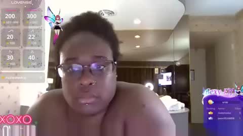 Snapshot of staceesparklezxxx chatting on January 2025 03:40:01 AM Stacee online show from January 2025 03:40:01 AM