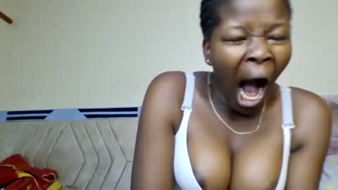 Snapshot of staria_luxe chatting on October 2025 08:02:02 PM staria_luxe online show from October 2025 08:02:02 PM